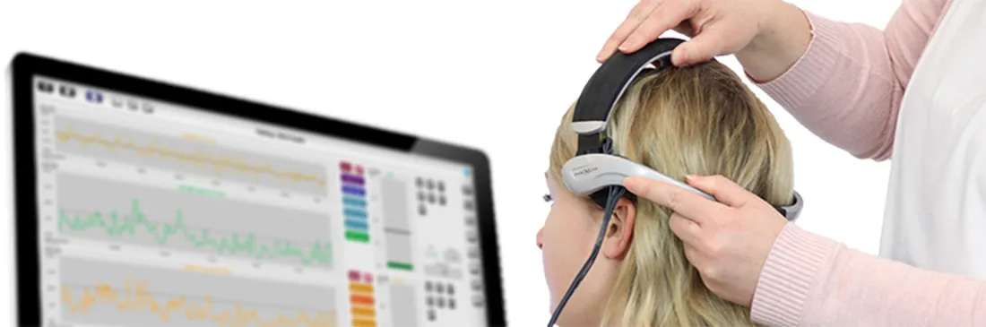 Eine Therapeutin setzt einer Klientin ein EEG-Headset auf.